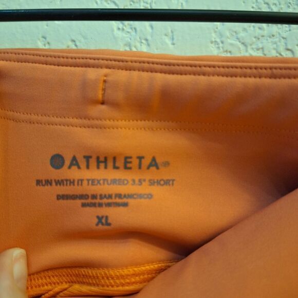 Athleta run with it textured 3.5" shorts - Picture 4 of 6